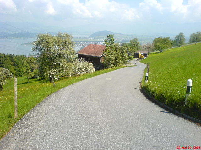 Aufstieg von Altendorf SZ,421 m ü. M. nach dem Gehöft Bilsten, 698 m ü. M., im Hintergrund der Obersee mit dem Buechberg (über dem Hausdach), 631 m ü. M.