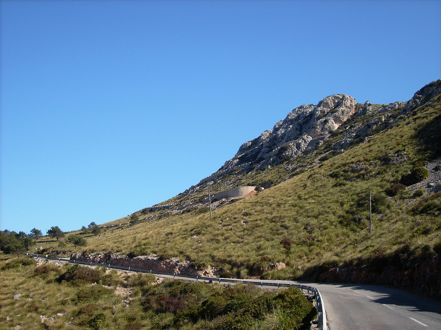 kurz vor dem 1. Plateau, dem Mirador de Mal Pas, mit Blick auf den Anstieg zum alten Wachturm Almallutx.
