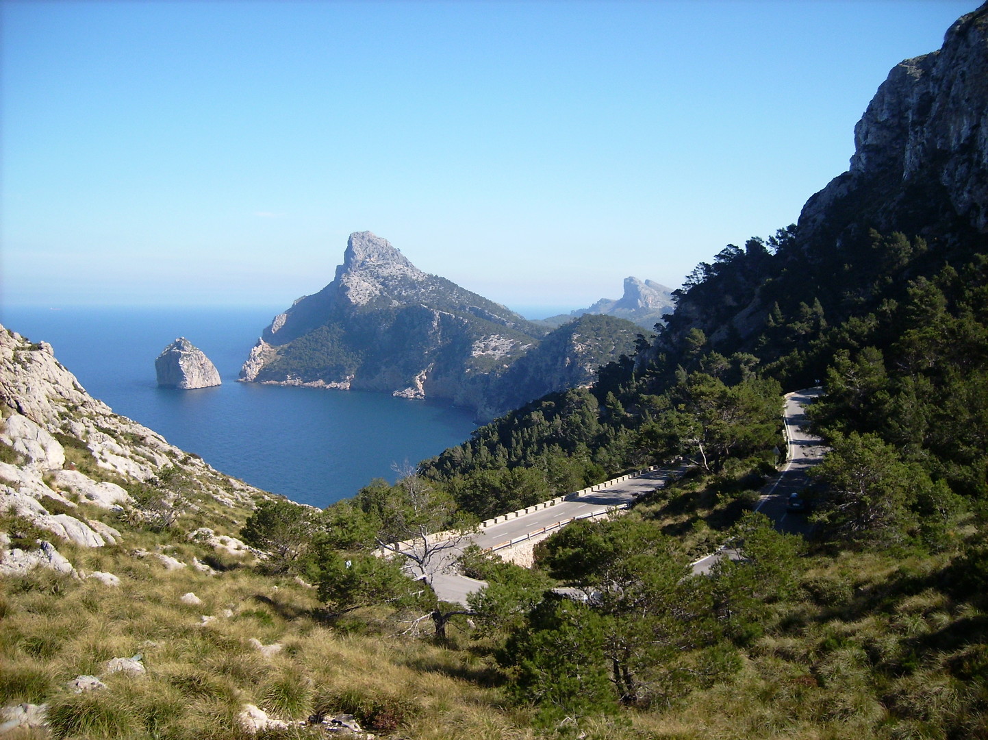 Blick vom 1. Plateau auf die Steilküste in Richtung Cap.
