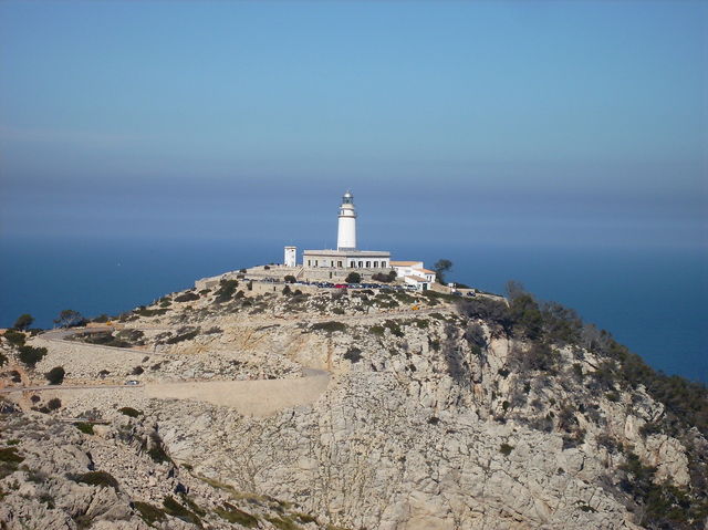 Der Leuchtturm Faro Formentor thront auf dem Cap oberhalb der letzten Serpentinen.