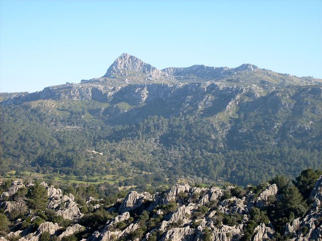 Während des Anstiegs wird man begleitet von tollen Ausblicken auf einige Gipfel der Serra Tramunta.