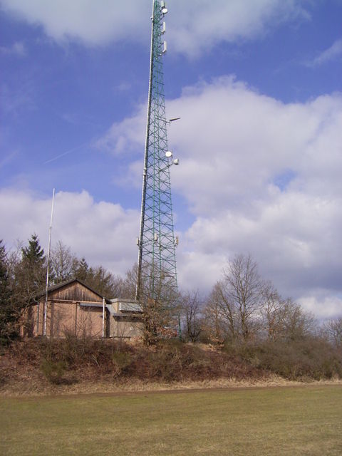 Der Antennenmast markiert den Gipfel.