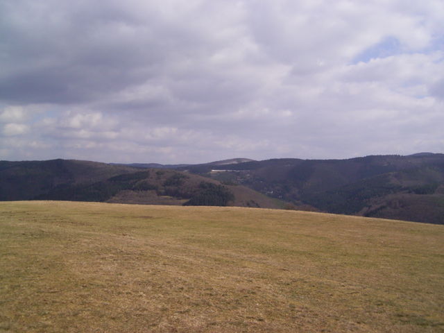 Blick vom Gipfel in Richtung Osten, im Hintergrund der Schöneberg.
