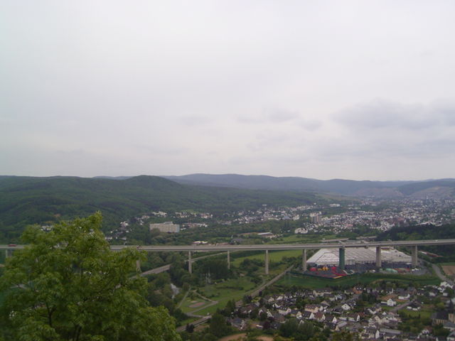 Gtroßartige Aussicht von oben auf die Autobahnbrücke und das Industriegebiet von Bad Neuenahr. Links zu sehen: der Neuenahrer Berg.