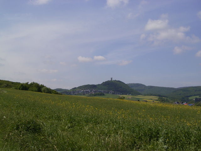 Im unteren Teil der Anfahrt sieht man rechts die Burg Olbrück.