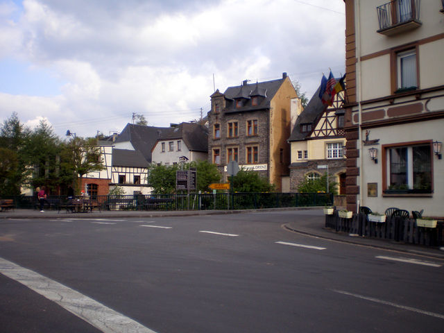 Enkirch, Abzweig am Hotel Steffensberg, hier rechts abbiegen.