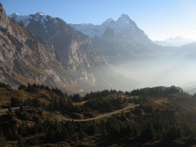 Herbststimmung: hinten der Eiger, rechts davon die Kleine Scheidegg