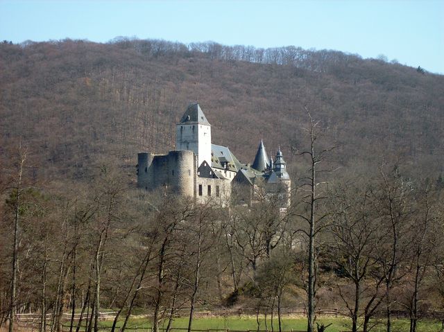 Das Schloss Bürresheim vom Nitztal in der Rückansicht.