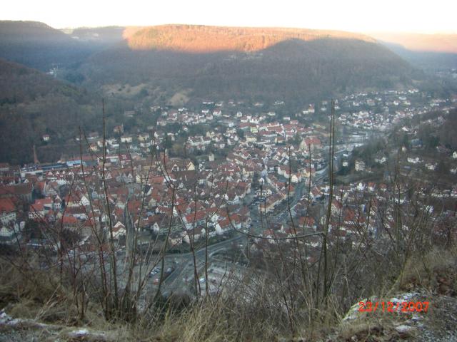 Im Vordergrund die Stadt Bad Urach, rechts beginnt das Pfäler Tal, in der Bildmitte hinten das Mauchental