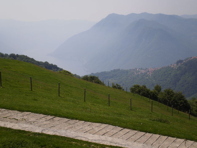 Der Lago di Como liegt tief unten, das Dorf ist Pigra.