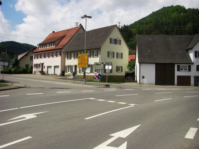 An dieser Kreuzung in Egesheim beginnen die Auffahrten nach Bubsheim und Königsheim.