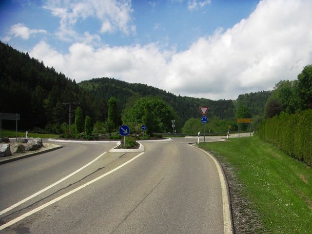 Am Kreisverkehr teilen sich die Auffahrten - links geht es nach Königsheim, geradaus nach Bubsheim, das oben in der Bildmitte zu erkennen ist.