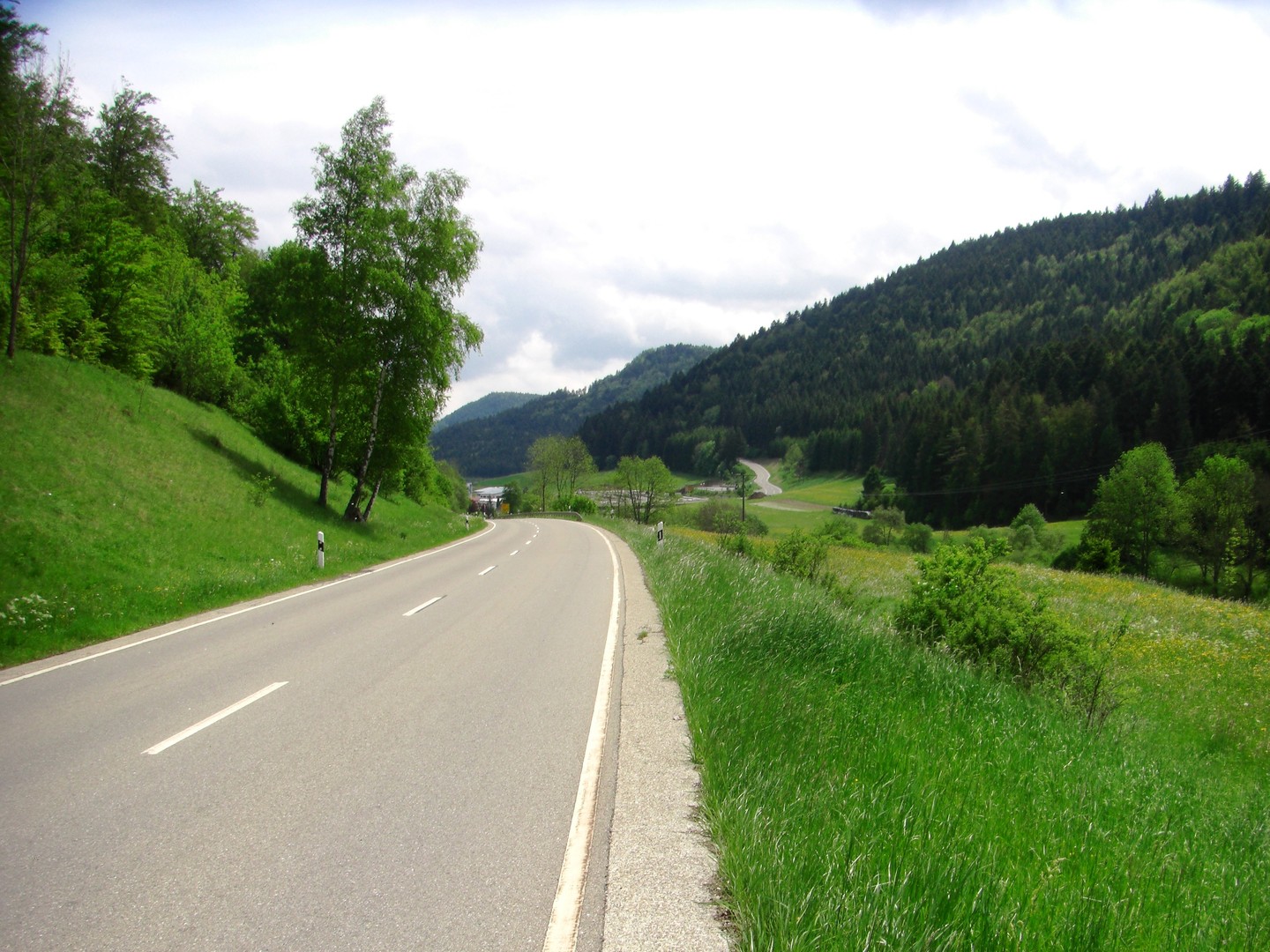 Blick zurück im Anhauser Tal nach Egesheim - rechts ist die Auffahrt nach Königsheim zu erkennen.