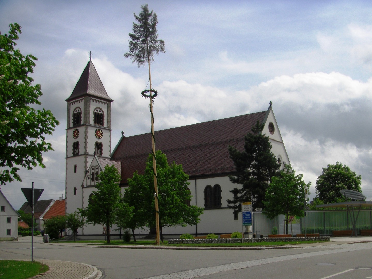 An der St Jakobus-Kirche in Bubsheim endet die Auffahrt.
