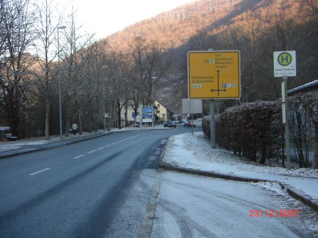 Startpunkt der Südwestauffahrt in Bad Urach: Abzweig der L211 von der B28