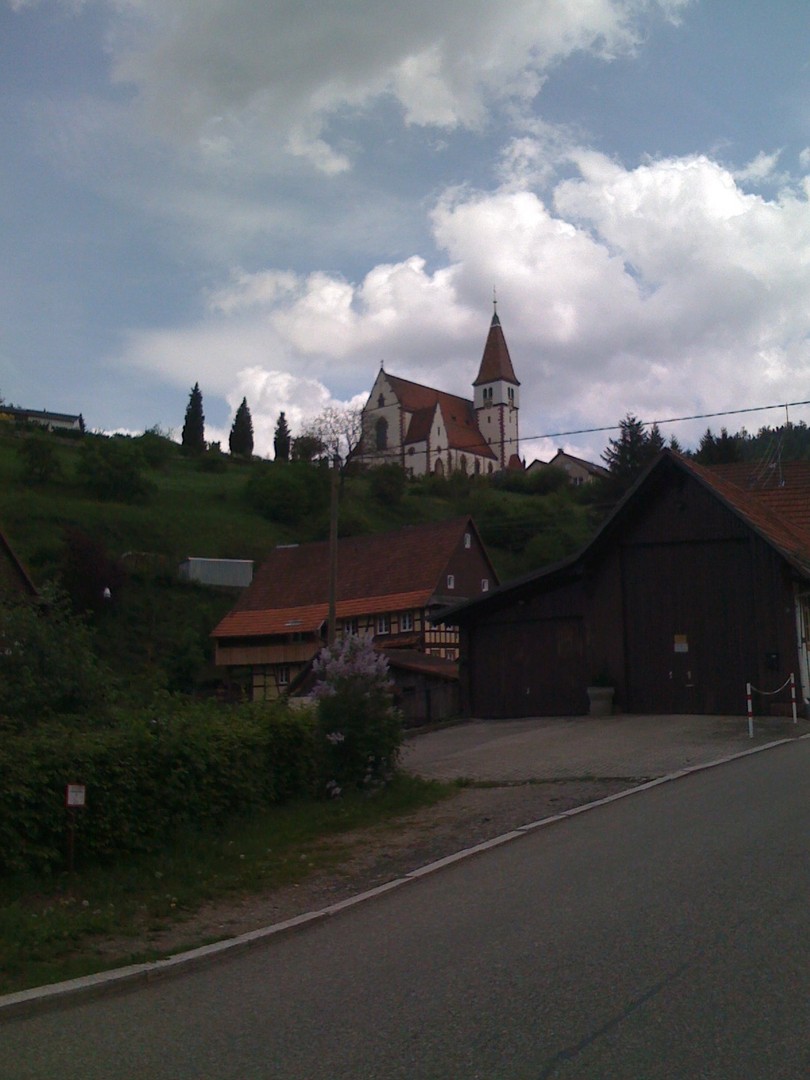 In der Mitte von Reichental, dem einzigen Ort beim Aufstieg, bietet die erhoben gebaute Kirche ein beeindruckendes Panorama.
