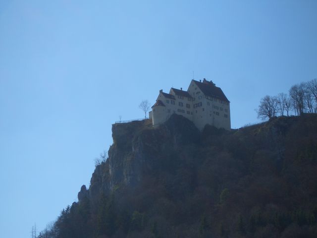 Schloss Werenwag thront hoch ber dem Donautal.
