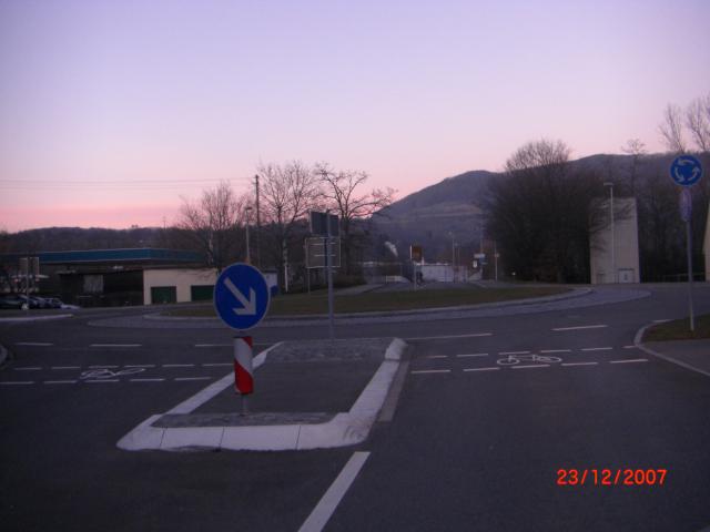 Startpunkt am Kreisverkehr in der Metzinger Straße in Dettingen mit Blick auf den Jusi.