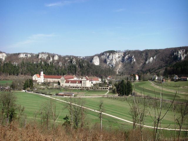 Auf der Abfahrt nach Beuron zeigt sich dieser Ausblick auf das Kloster Beuron.