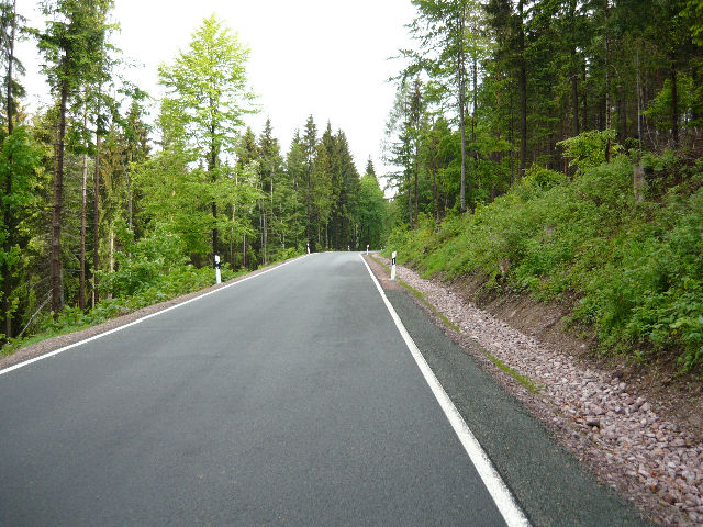 Ruppberg - Auffahrt von Zella Mehlis - 9 - Nach der Kurve kommt das Waldhaus.