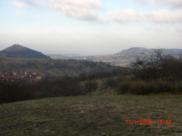 Links ist die Limburg, rechts der Aichelberg zu erkennen