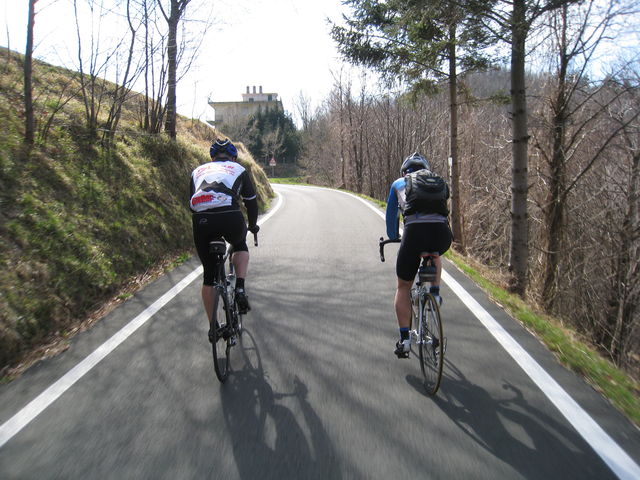Nach der Abfahrt vom [[Passo del Bocco|paesse|passo-del-bocco]] geht es hoch nach Semovigo.
(März 2009)