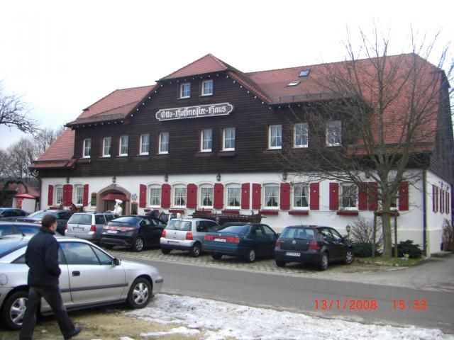 Das Otto-Hoffmeister-Haus im Randecker Maar.
Über den davorliegenden  Wirtschaftsweg kann man (nach links) auf autofreiem Weg Krebsstein und Schoploch erreichen