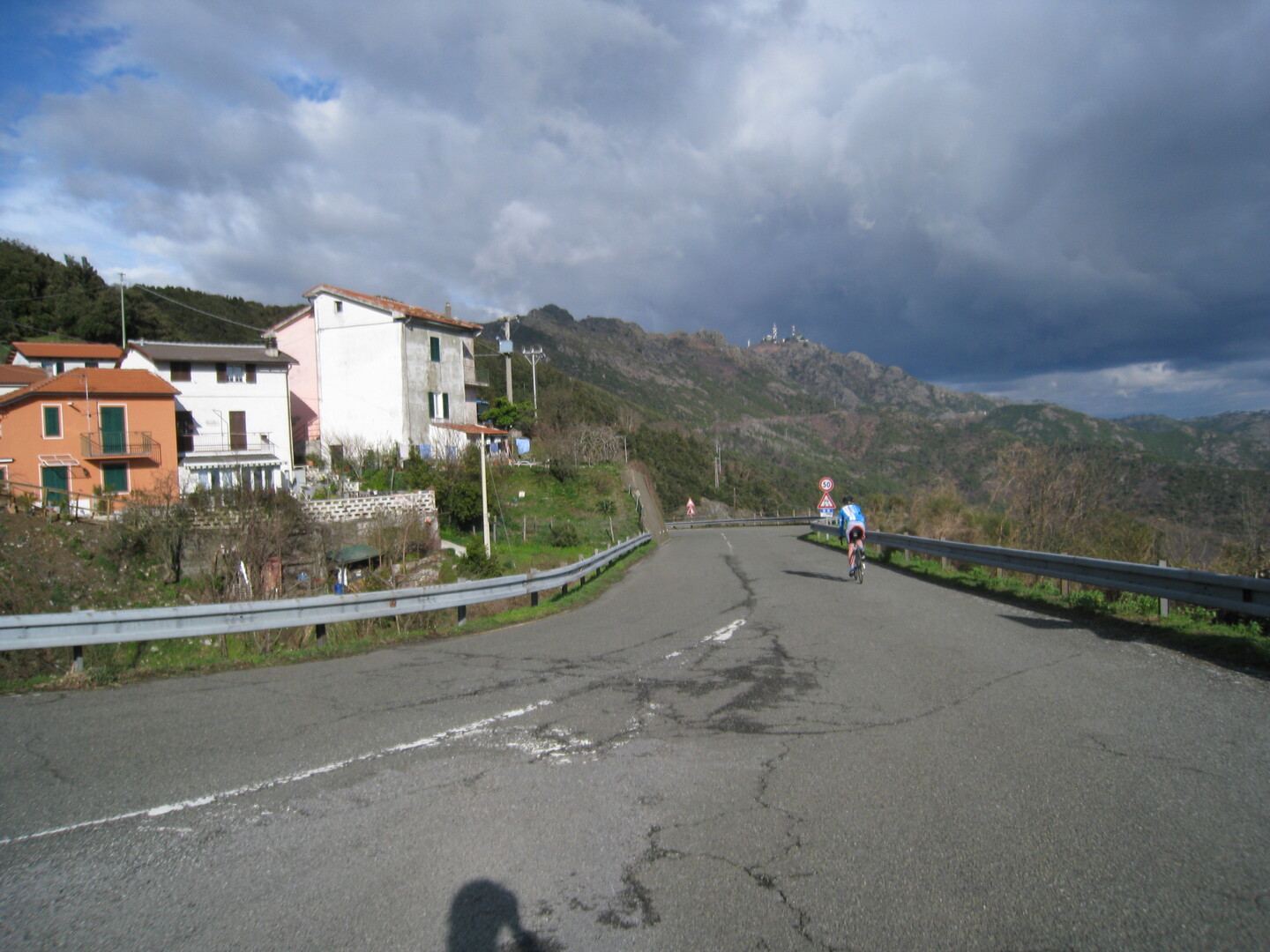 Bracco, kurz vor dem [[Passo del Bracco|paesse|passo-del-bracco]].
(März 2009)