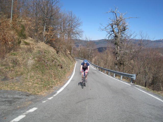 Das Val Trebbia ist sehr dünn besiedelt, daher gibt es auch kaum Verkehr auf der Strasse.
(März 2009)