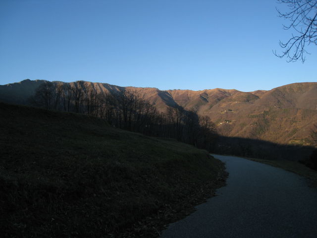 Der sichelförmige Monte Ramaceto auf der Fahrt zum  [[Passo di Romaggi|paesse|passo-di-romaggi]].
(Februar 2009)