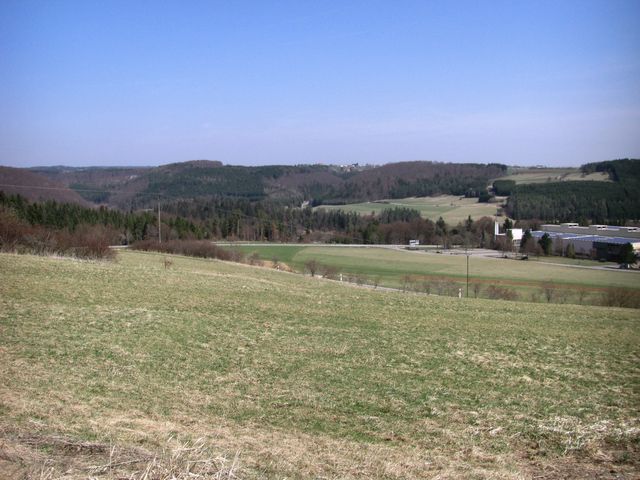 Der Blick zurück über Kaiseringen zur Winterlinger Sonnenhalde .