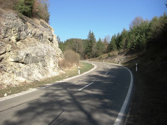 Die Auffahrt verläuft in langgezogenen Kurven duch Felseinschnitte.