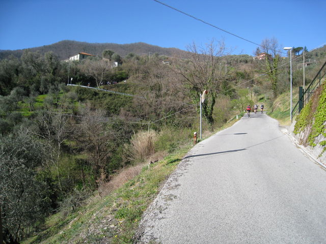 Als Einstieg geht es hoch nach Leivi.
(März 2009)