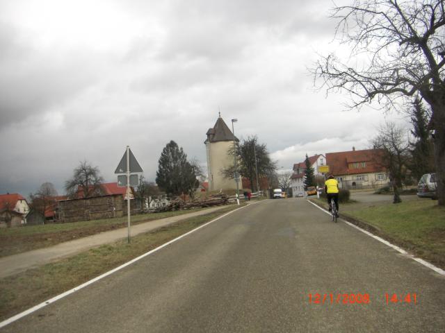 Dann hat man den Ortseingang von Manolzweiler und das Ende der Auffahrt vor sich.