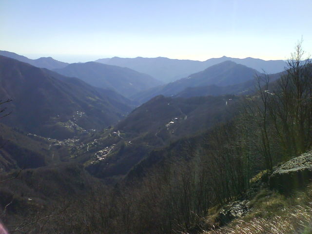 Nach dem [[Passo della Scoglina|paesse|passo-della-scoglina]] fährt man hinunter ins Val Fontanabuona.
(Februar 2008)