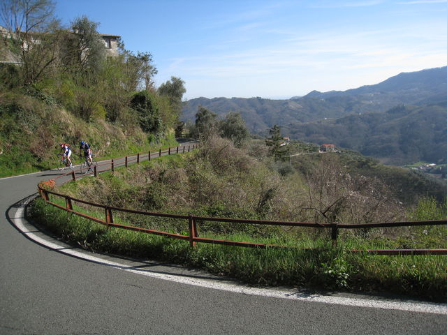 Blick auf das Val Fontanabuona, aus welchem man hochkurbelt.
(März 2009)