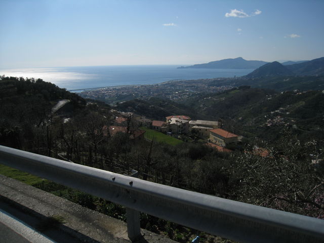 Blick vom Hausberg auf Chiavari und Portofino.
(März 2009)