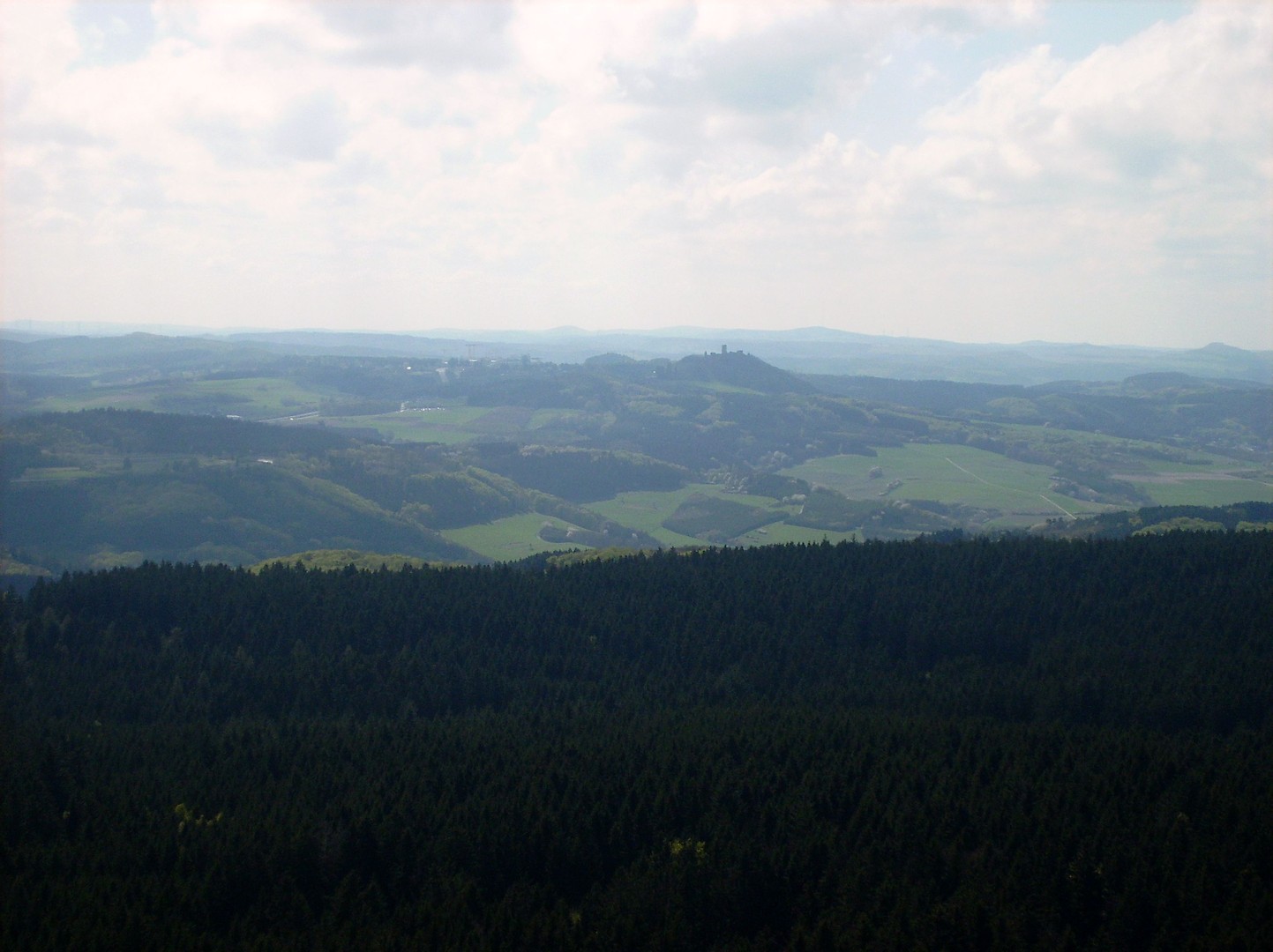 Ausblick vom Kaiser-Wilhelm-Turm in Richtung Hocheifel mit der Nürburg.