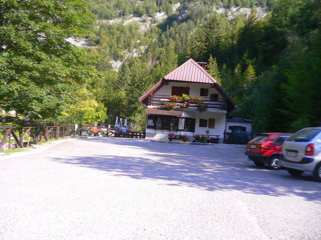 Ko&#269;a pri izviru Trente - Hütte bei der So&#269;a (ITA: Isonzo)-Quelle. Ende der Asphaltstrasse, 1km und 100 Hoehenm. von der Vrši&#269;-Strasse.