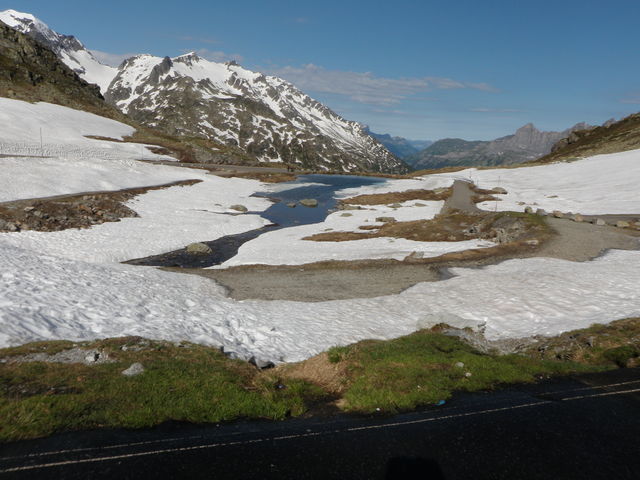 Der halbgefrorene Bergsee der Susten Passhöhe.