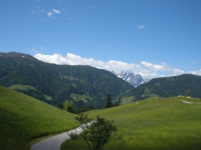 Die Lienzer Dolomiten tauchen hinter dem Zwischenberger Sattel auf.