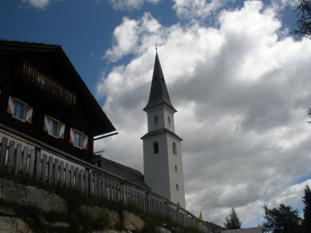 Kirche und Gasthaus.