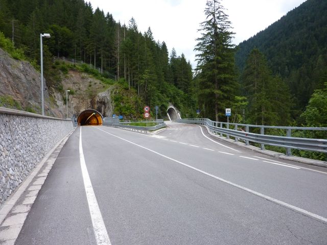 Alte Straáe und Tunnel-Ausfahrt.