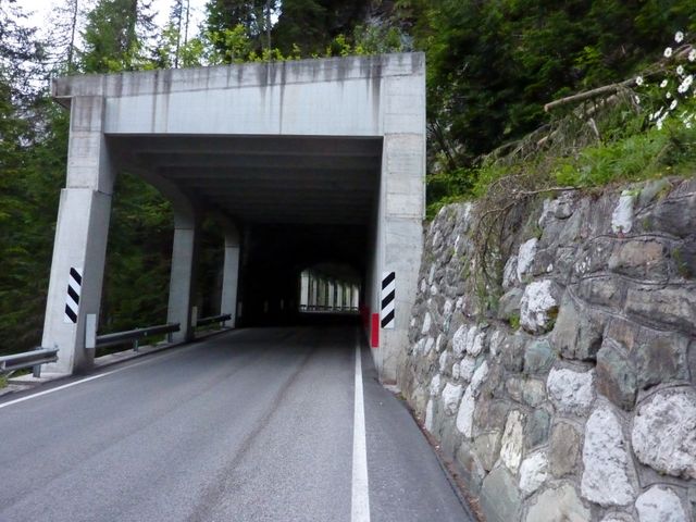 Hinter dem Tunnel ist der Ortseingang.