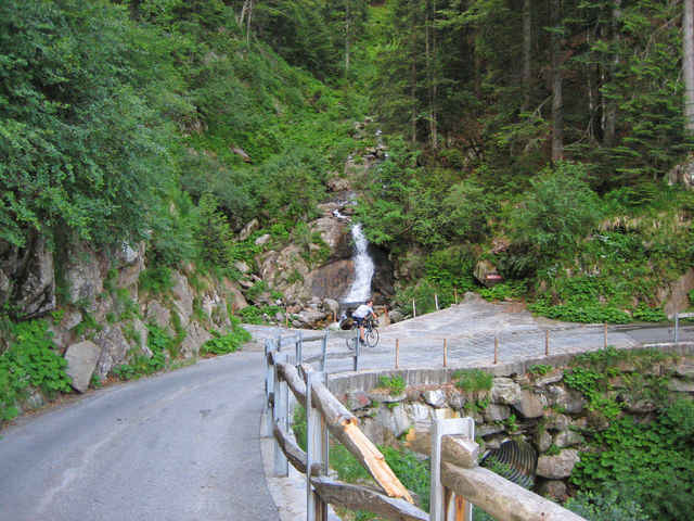Alpine Geländestrukturen auf der Auffahrt von Arbedo, 24.06.09