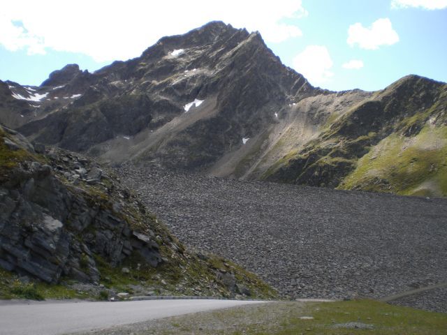 Der Steinschüttdamm des Finstertaler Staudamm und die ihn überragenden Gipfel