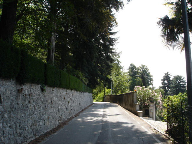 In den ersten Kurven oberhalb von Cittiglio.