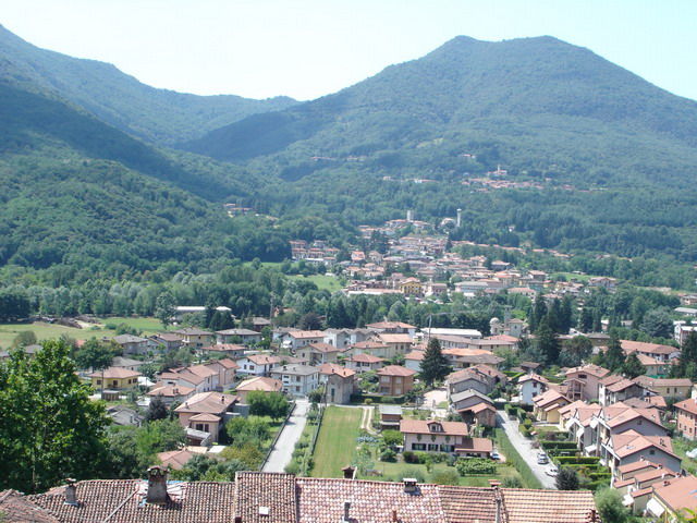 Blick über Grantola zum Passo San Michele, rechts der Monte Pian Nave.
