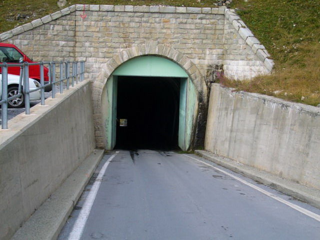 steiler Tunnel vor dem See.
