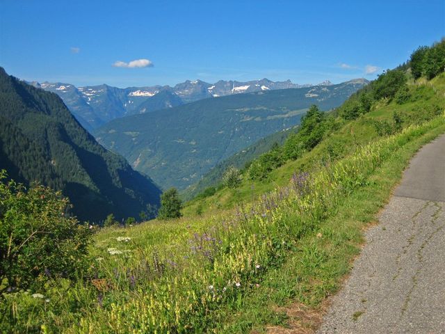 12 sommerlicher Blick hinüber zu Bergen westlich des Val Leventina.
